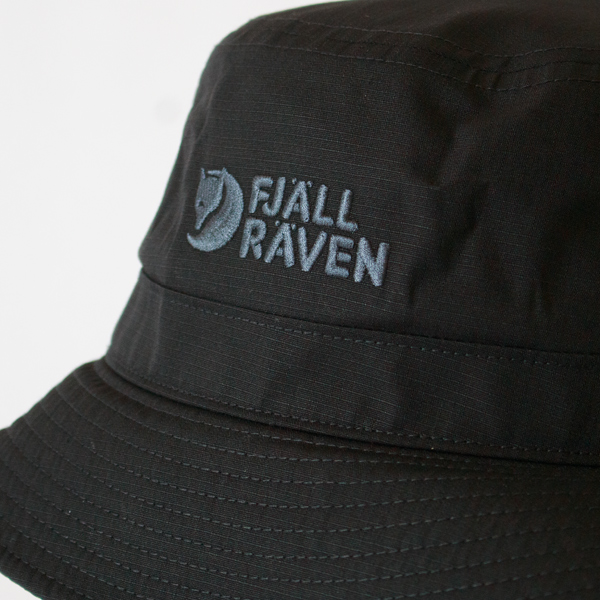 さりげなくポイントになる刺繍ロゴ