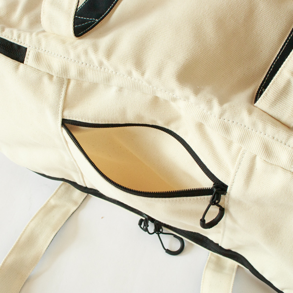 フラップを閉じた状態でも取り出しやすいミニポケット フラップを閉じた状態でも取り出しやすいミニポケット