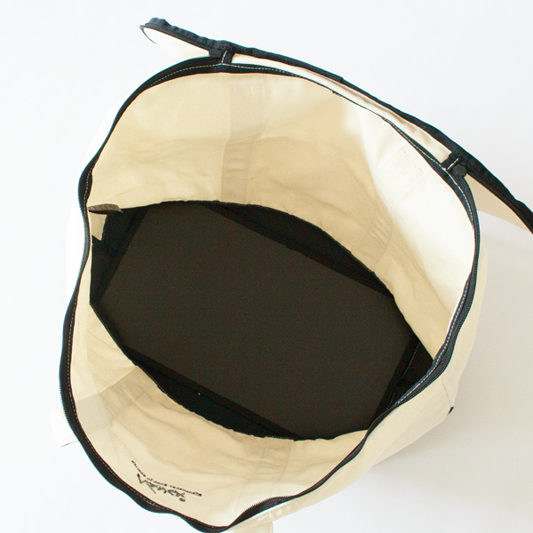 底板がしっかりしているので中身が移動してしまうこともありません 底板がしっかりしているので中身が移動してしまうこともありません