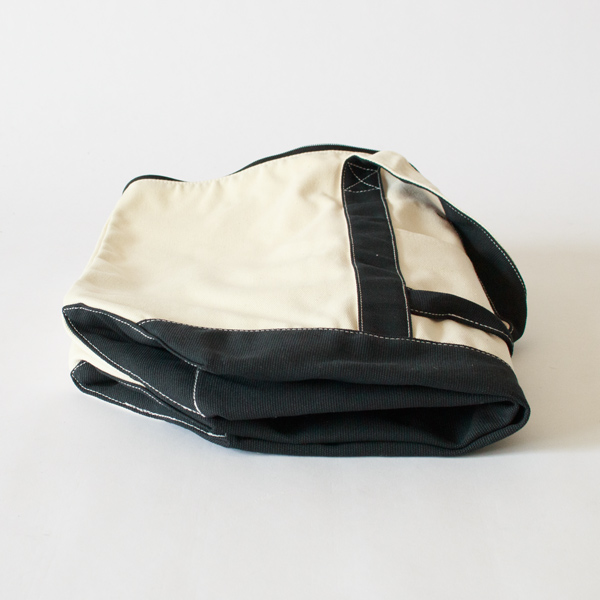 底板を外すと折り畳めるので収納も幅をとりません 底板を外すと折り畳めるので収納も幅をとりません