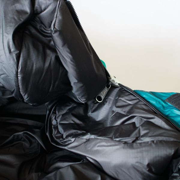 中綿にはナンガ独自のNATURALOFT®を400g封入 (10-FOGGY)