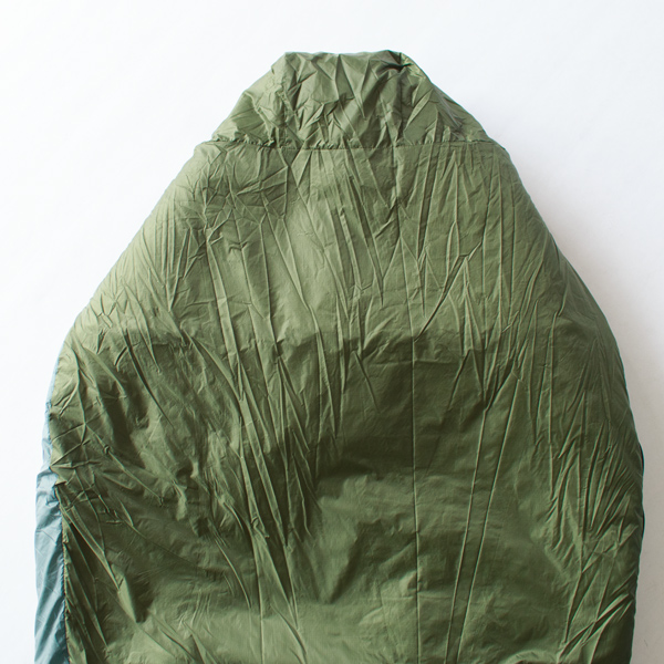 表面には縫い目を出さず、コードも内側に収めたミニマルなデザイン (10-FOREST)