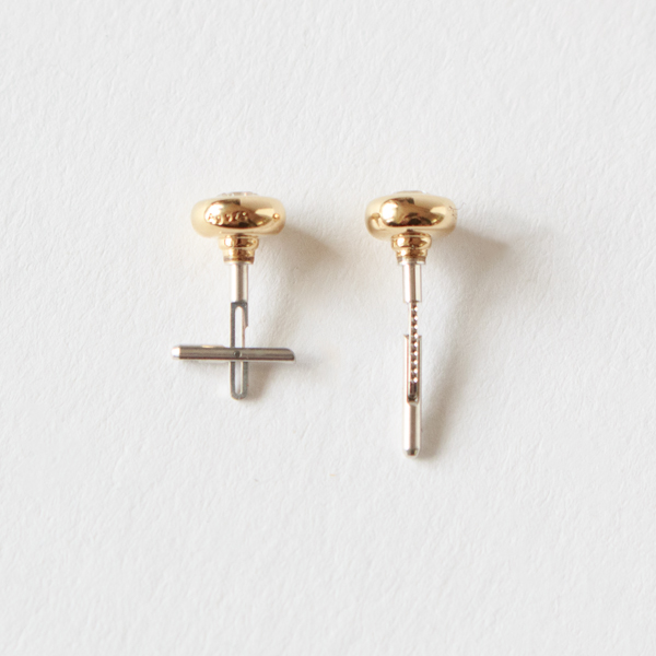 ポストがキャッチになります。(画像は別商品です) ポストがキャッチになります。(画像は別商品です)