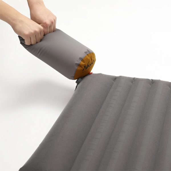 付属の収納袋はポンプとしても使える仕様 付属の収納袋はポンプとしても使える仕様