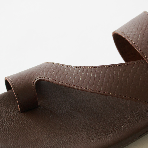 型押しのレザーがポイント(MARRON)