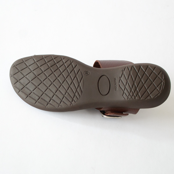 スニーカーのようにグングン歩けるアウトソール