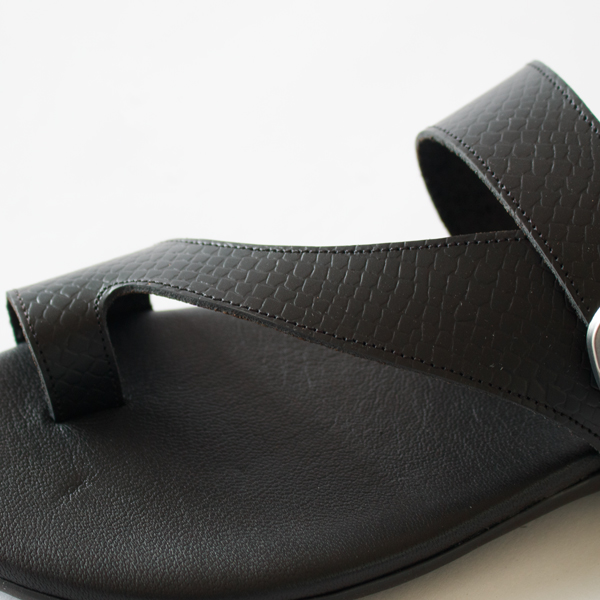 型押しのレザーがポイント(NEGRO)