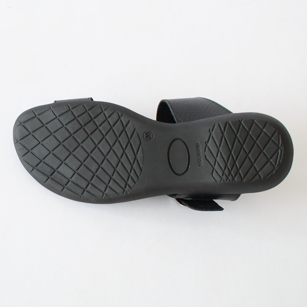 スニーカーのようにグングン歩けるアウトソール(NEGRO)