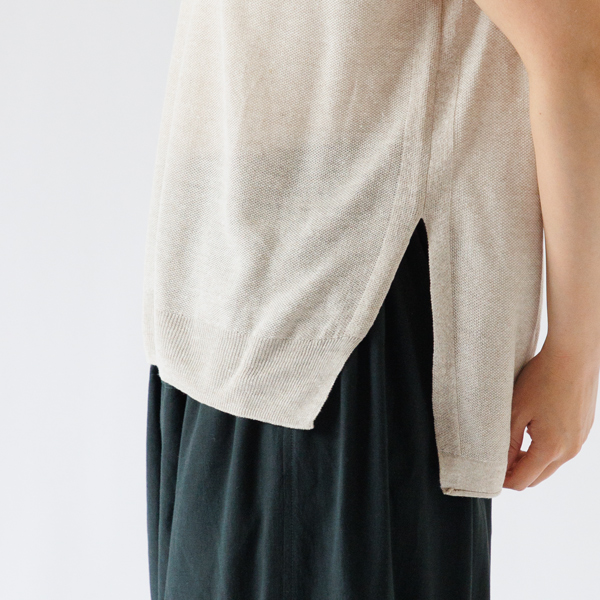 深めのスリットで動きが出ます(身長163cm・BEIGE)