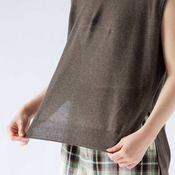 透け感のある薄手のニット(身長163cm・G.BROWN)