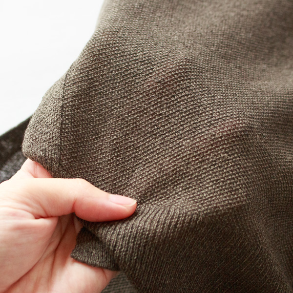 透け感のある薄手のニット(G.BROWN)