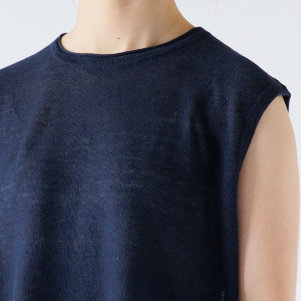 二の腕をカバーする絶妙なデザイン(身長163cm・NB.NAVY)