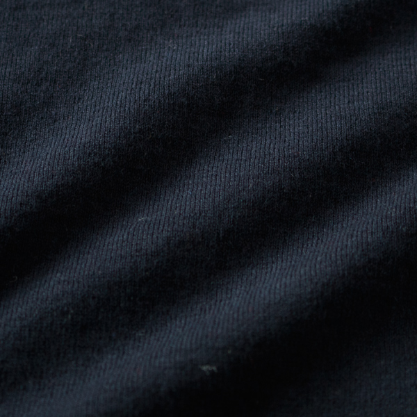 重たくなりすぎない軽やかな着心地(NAVY)