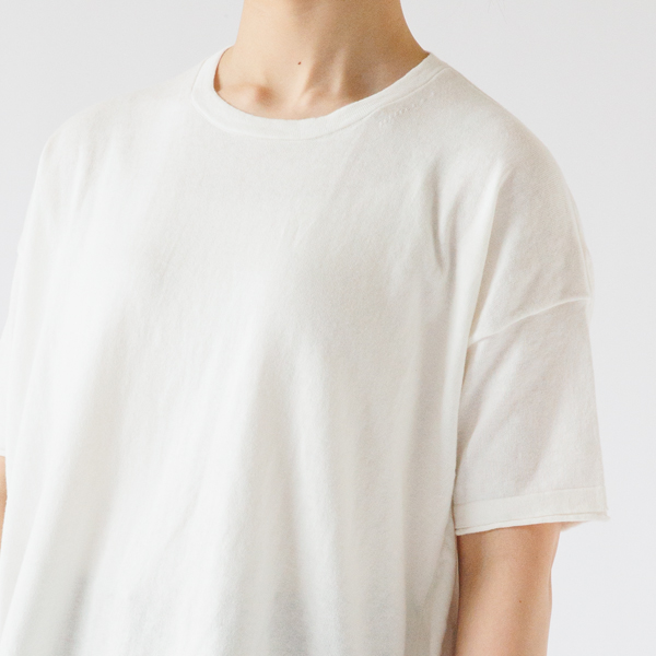 ゆとりのある身幅にコンパクトな袖(身長163cm・WHITE)