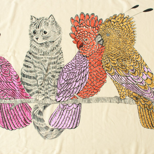 カラフルな鳥たちの中に、さりげなく猫が紛れ込んだユニークなデザイン カラフルな鳥たちの中に、さりげなく猫が紛れ込んだユニークなデザイン