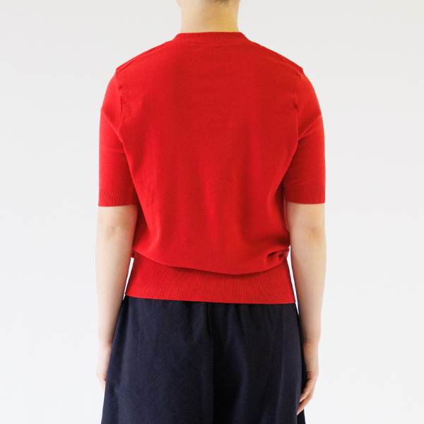 定番のクルーネック5分袖ニットソーはシンプルベーシック