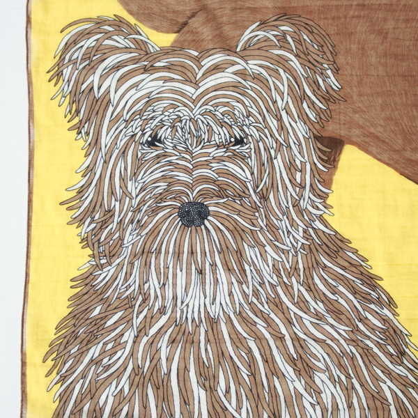 やわらかなイエローを背景に、さまざまな犬たちを描いたコットンストール