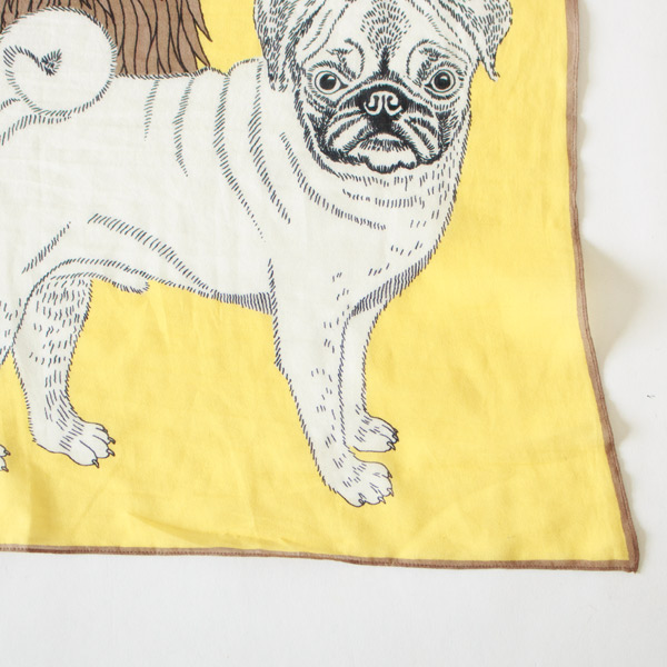 やわらかなイエローを背景に、さまざまな犬たちを描いたコットンストール