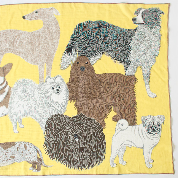 コットンならではのやわらかな風合いと軽やかな質感が、遊び心のあるモチーフを程よく引き立てます