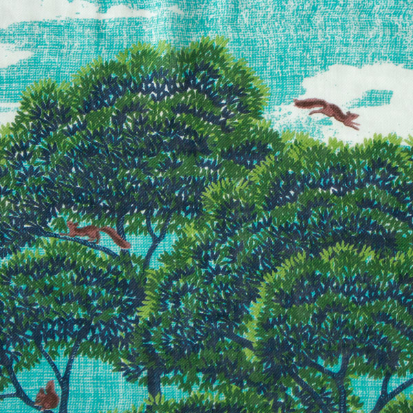 深い緑の木々が連なる風景を、繊細なタッチで描いたコットンリネンストール 深い緑の木々が連なる風景を、繊細なタッチで描いたコットンリネンストール