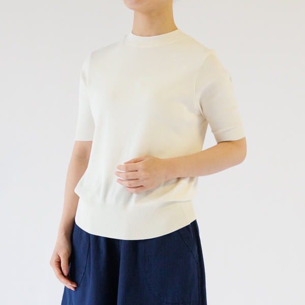 首元は少し詰まったタイプできちんとみえる