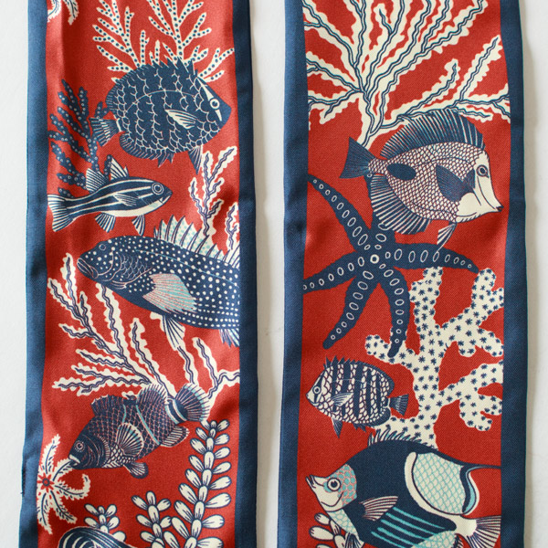 片面には魚や貝などのモチーフを