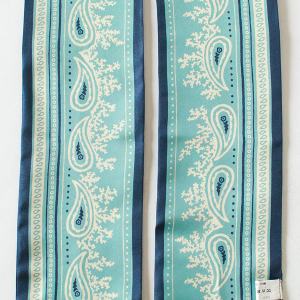 もう片面には装飾的なパターンを配して