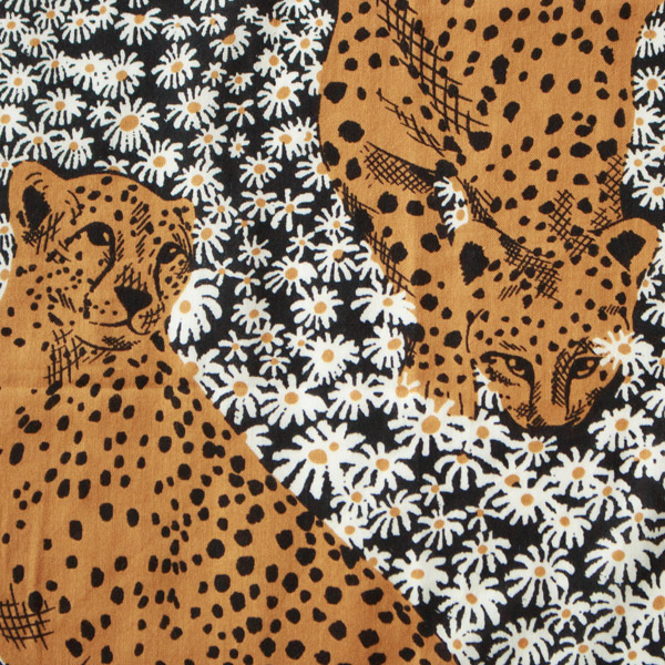 ブラックをベースに白い花が敷き詰められています