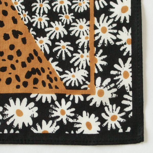 フラワーモチーフのガーリーさ、シックなカラーリングが楽しめる