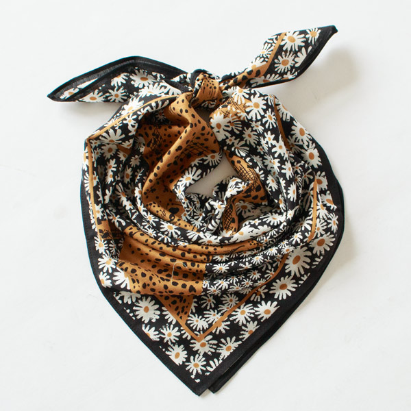 使い方によって表情が変わり、コーディネートの主役にも脇役にもなる一枚