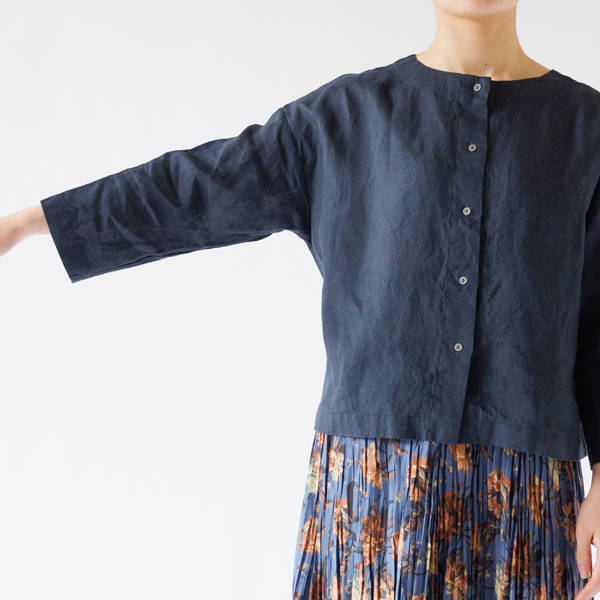 手首が見えるくらいの袖丈（身長：163cm）