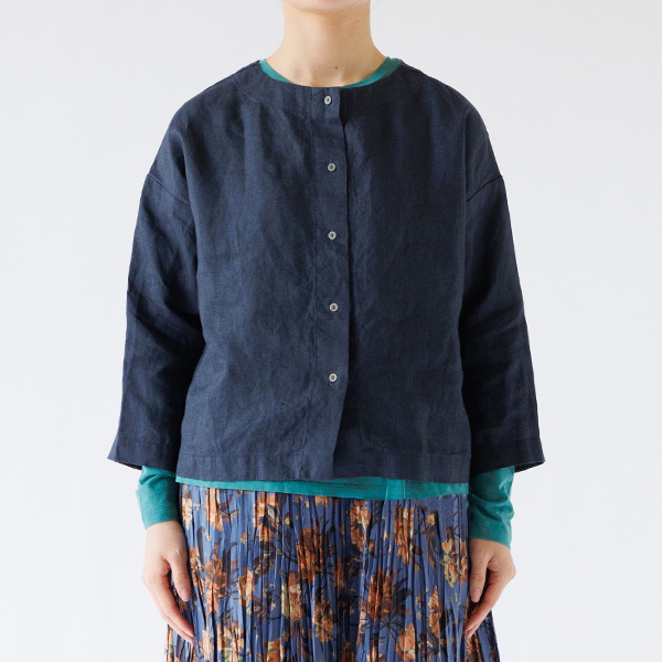 ボタン側を前にして（アルドアーズ/ネイビー、身長：163cm）