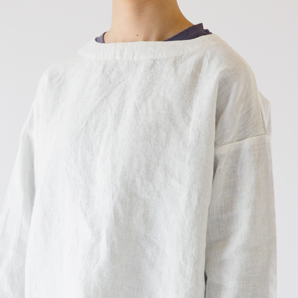 首元はボートネック