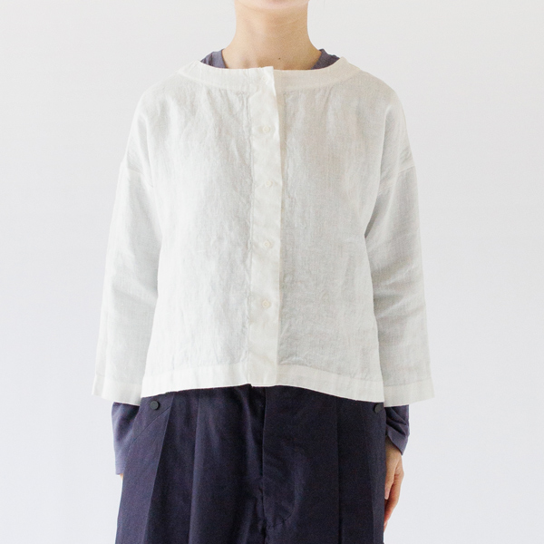 ボタン側を前にして（ホワイト、身長：163cm）