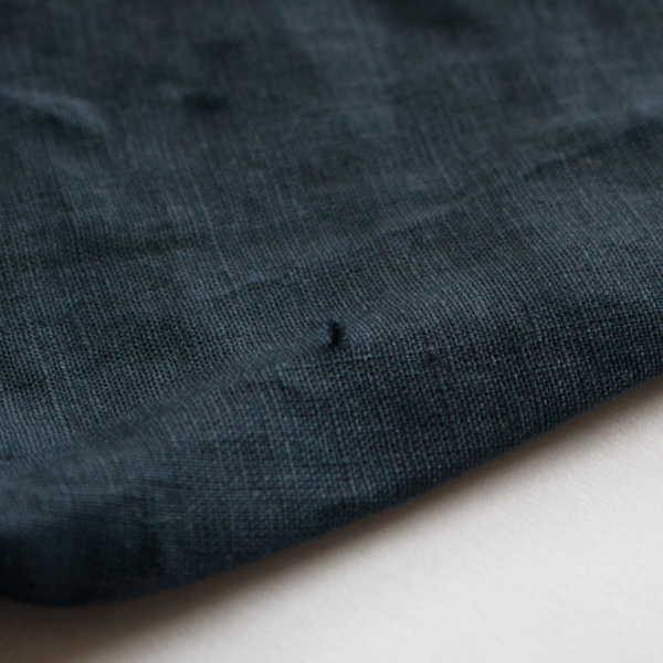 素材の風合いとして、糸の節（ネップ）が見られることがあります。リネン本来の自然な表情としてお楽しみください