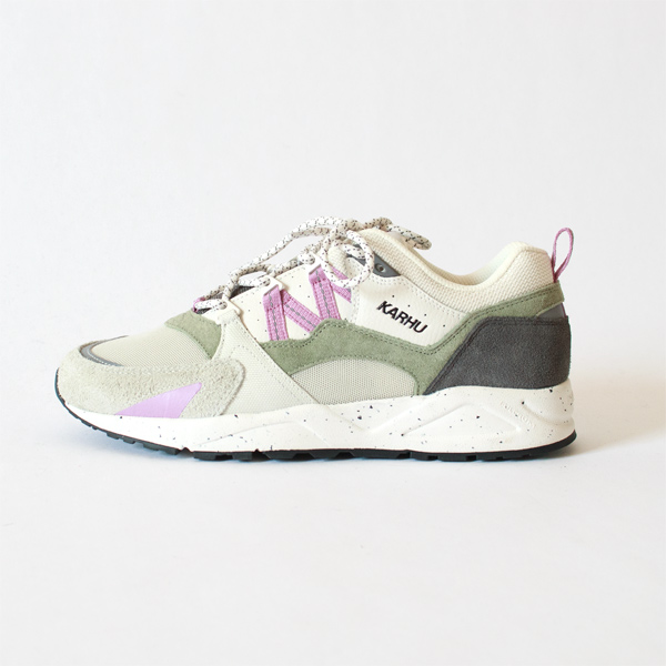 白スニーカーのように合わせやすい色