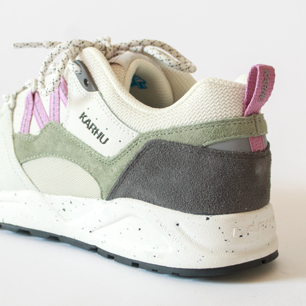 着脱しやすいプルタブ付き