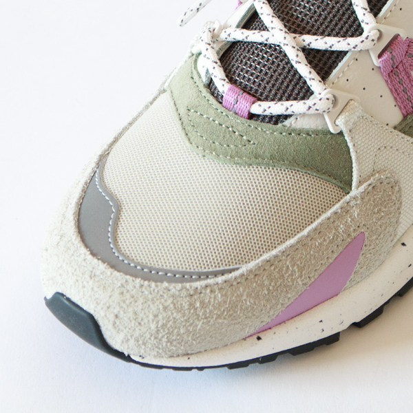 アッパーにはメッシュパネルで通気性を確保