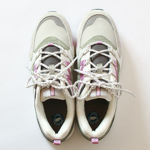 落ち着いた色合いに綺麗な差し色