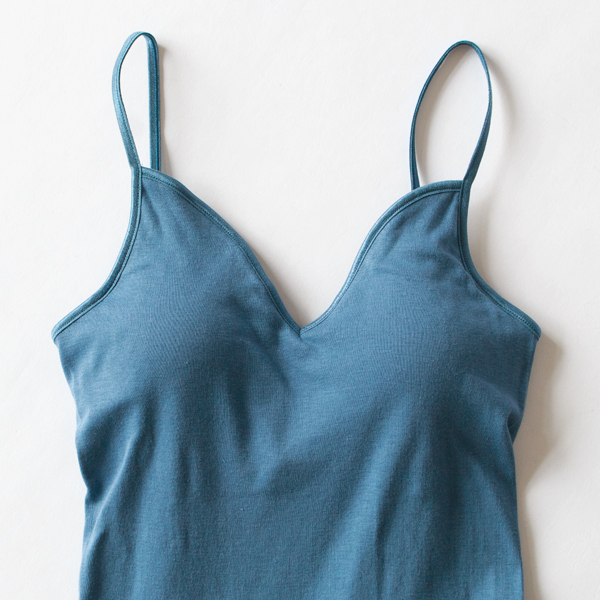 内側にブラパットが入るようにつくられたキャミソール