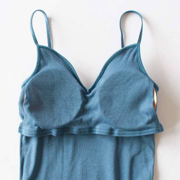 内側にブラパットが入るようにつくられたキャミソール