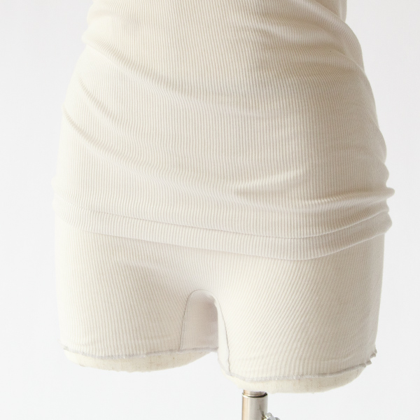 お腹まですっぽりと包み込むロングタイプ