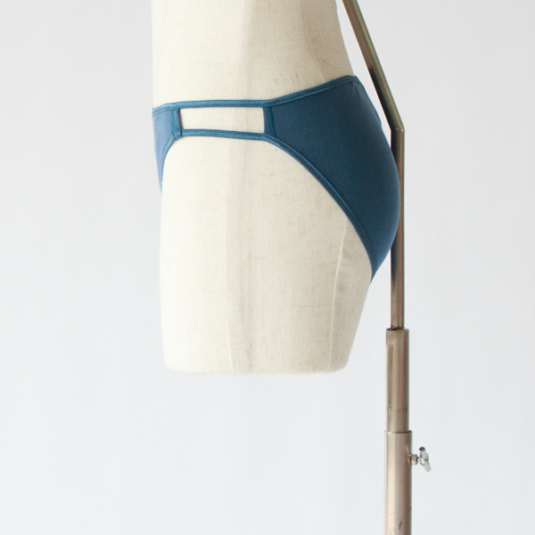 両脇のストラップが大人っぽい