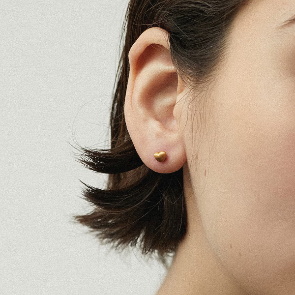 小さいモチーフなので、甘くなりすぎずに着用できます。（Heartlet Gold）