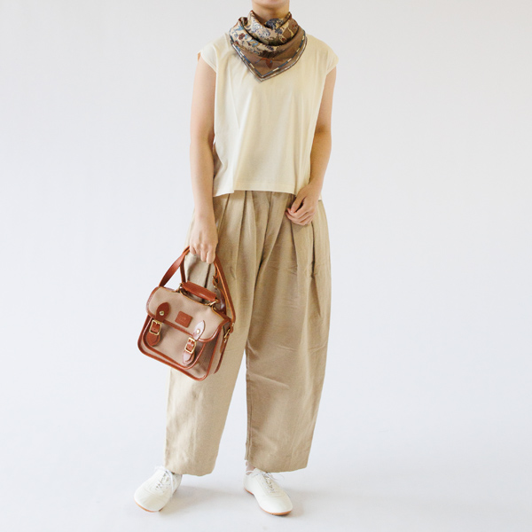 帆布とレザーで軽やかな印象に