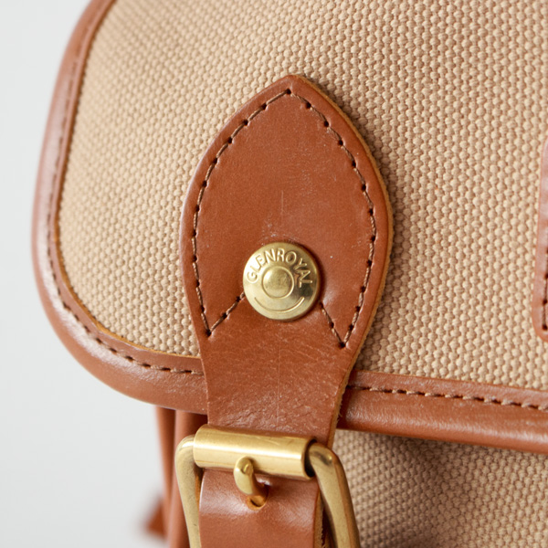 金具にブランドネーム入り