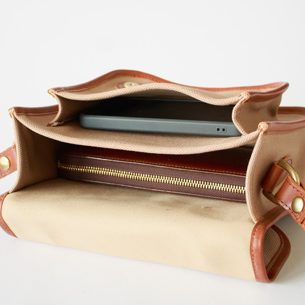 メインスペース、手前に小さいポケット付き