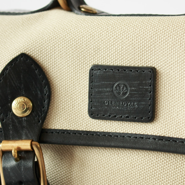 日本製帆布とブライドルレザーを組み合わせたモデル