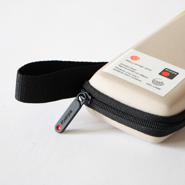 ファスナー付きのドライケース