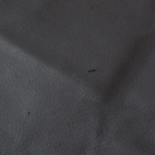 RENでは、生きていたときについたキズや、シボ、色ムラがある革も、個性のひとつとし捨てることなく使用しています。そのためキズや色ムラが全くないバッグはないことをご理解ください。